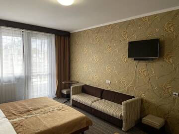 Трехместный номер бизнес-класса в Отеле Intourist-Zakarpattia Hotel